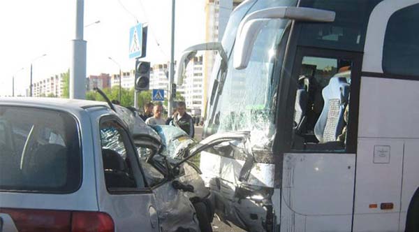 В результате столкновения минивэна и автобуса три человека скончались