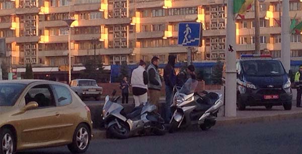 В Минске столкнулись мотоциклист и водитель легкового автомобиля Ford