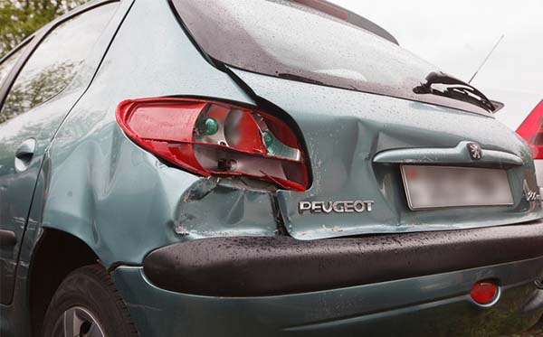 В столице владелец Peugeot решил скрыться после небольшого ДТП