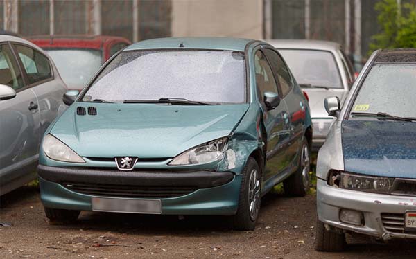 В столице владелец Peugeot решил скрыться после небольшого ДТП