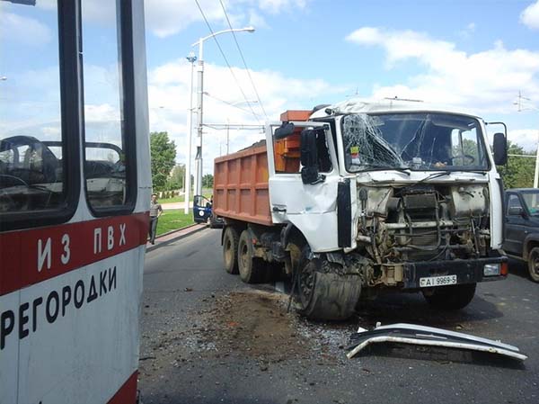На просп. Дзержинского в столице столкнулись троллейбус и грузовик