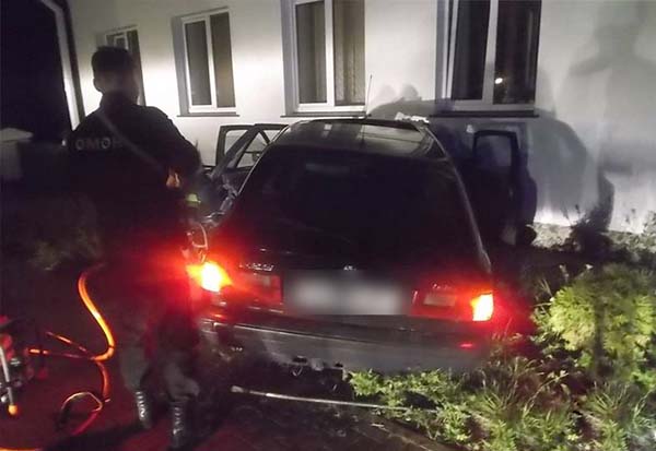 BMW въехал в жилой дом – водитель скончался, пассажиры попали в больницу