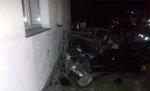 BMW въехал в жилой дом – водитель скончался, пассажиры попали в больницу