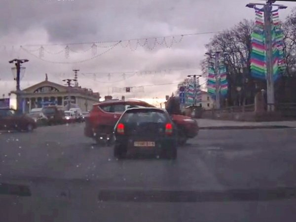 На перекрестке улиц Независимости – Энгельса в Минске красный автомобиль решил проскочить на красный свет