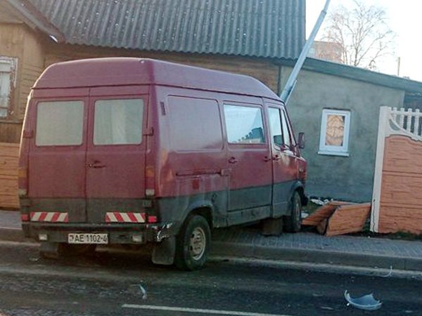 В городе Лиде Гродненской области микроавтобус выехал на тротуар и сбил пешехода