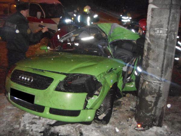 В Минске на улице Горецкого автомобиль Audi TT врезался в столб: двое пострадавших