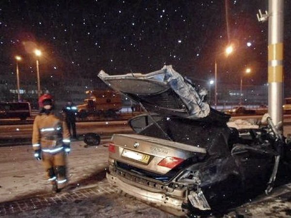 На улице Минское шоссе в Бобруйске BMW врезался в столб: 2 человека пострадали