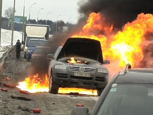 На улице Притыцкого горел Volkswagen Touareg: огнетушителями потушить не удалось