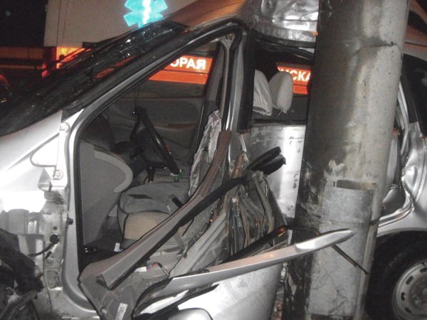 68-летний водитель Нисана врезался в осветительную мачту на МКАД