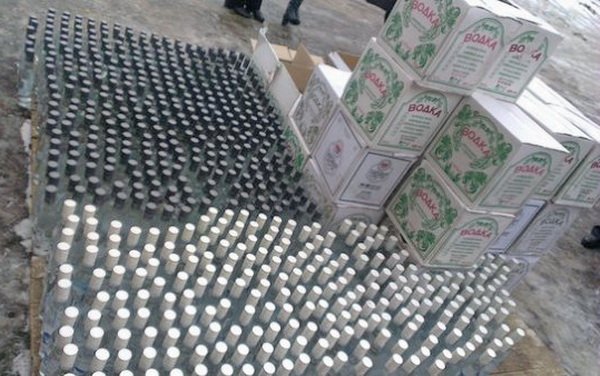 1500 бутылок водки спрятали контрабандисты в обшивке Ford Transit