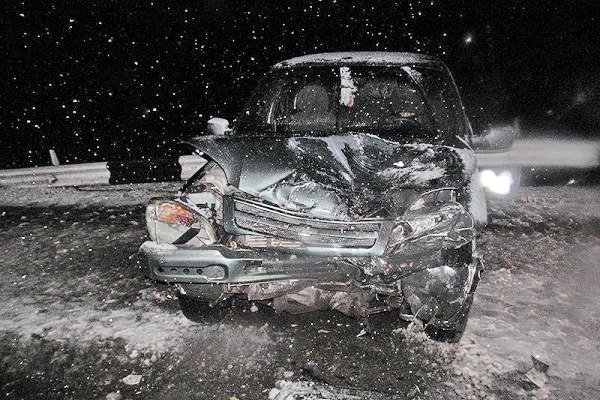 При лобовом столкновении Volkswagen и Niva один из автомобилей разбился в хлам, а водитель не пострадал