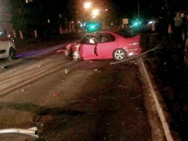 Ночью в Мозыре водитель разбил свой тюнингованный Nissan о фонарный столб
