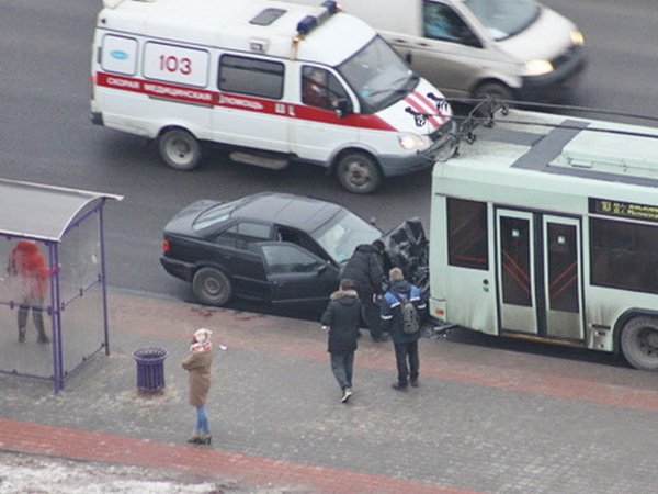 Опять ДТП с участием BMW: в Минске столкновение с троллейбусом