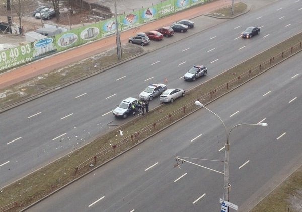 ДТП на улице Маяковского в Минске: Toyota снесла ограждение и оказалась на встречке