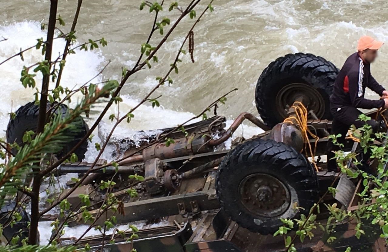 Видео: В авто, упавшем в горную реку Карпат, были белорусские туристы. Имена погибших