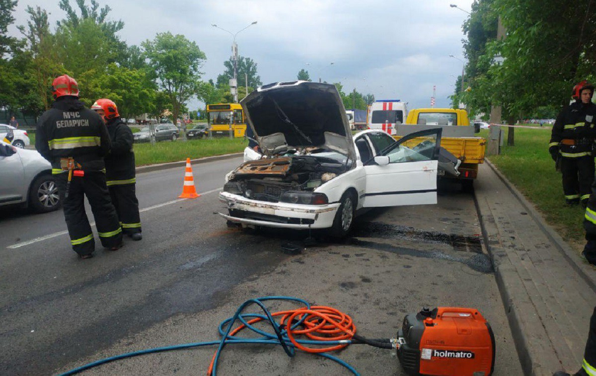 В Минске BMW врезался в фургон, припаркованный вдоль дороги. Есть погибшие