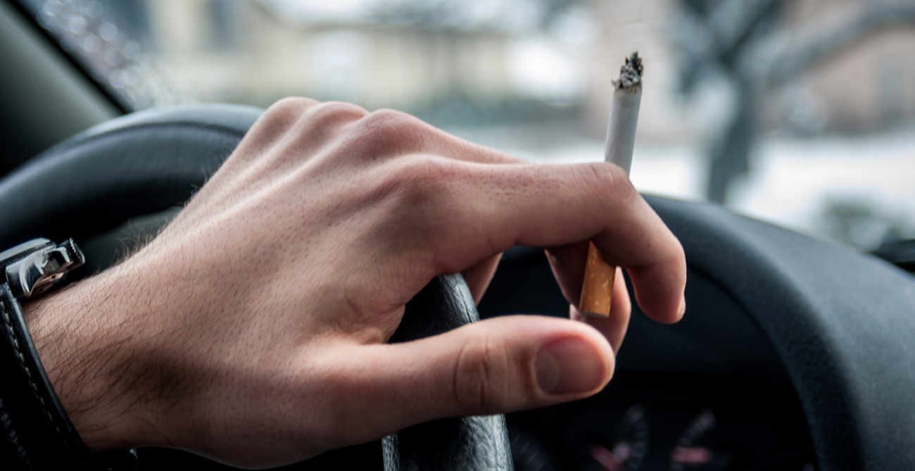 Теперь за курение в авто при детях будут штрафовать