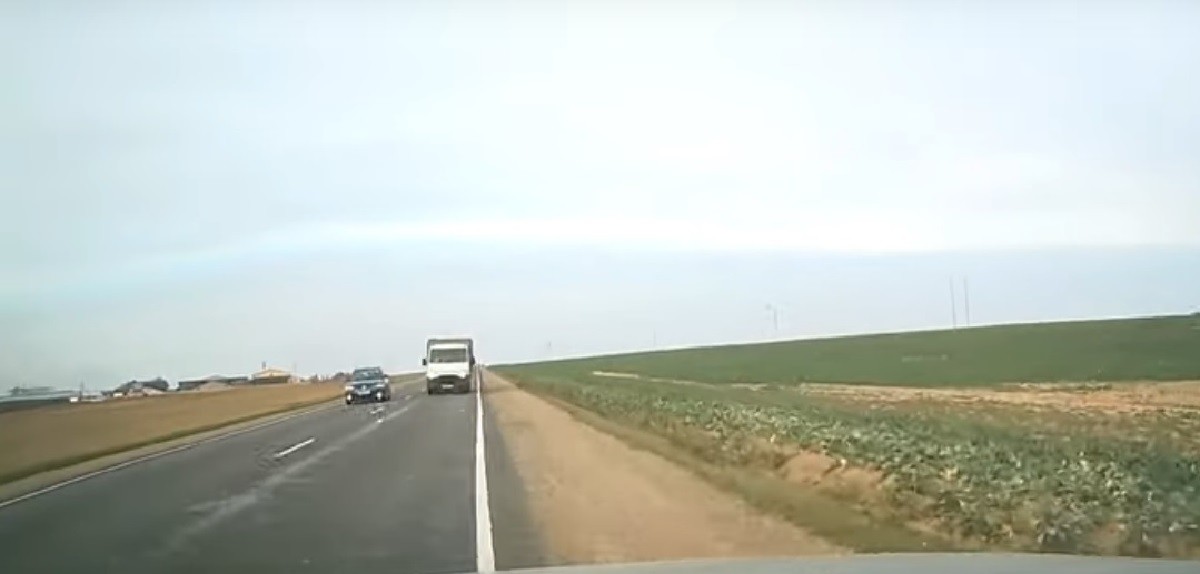 Видео: Грузовик Iveco решительно пошел в лобовую. Как удалось избежать аварии?