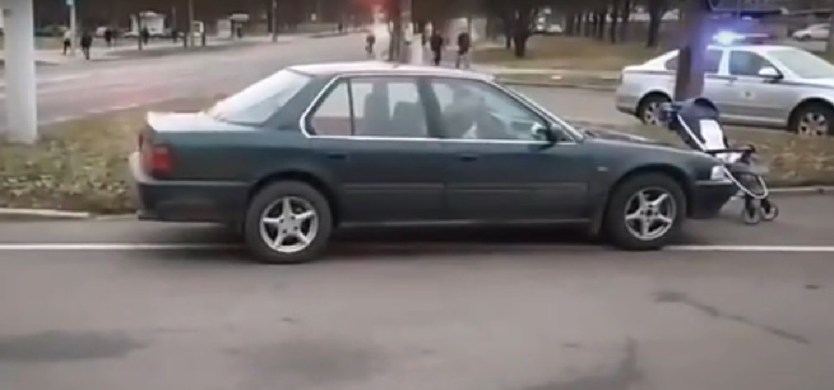 Видео: Увидев несущийся автомобиль, мать оттолкнула коляску с ребенком