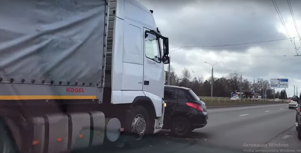 Видео: Развернув Peugeot, фура начала толкать его перед собой