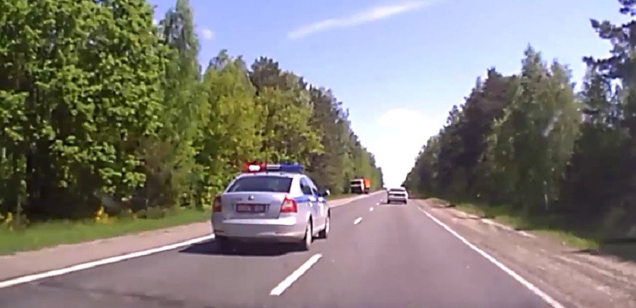 Видео: Водителя без прав в нетрезвом виде остановили стрельбой по колесам