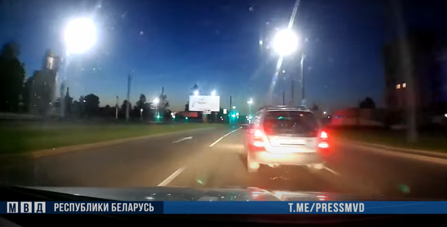 Видео: В Бобруйске за рулем авто Subaru «бесправник» совершил лобовое столкновение с авто милиции