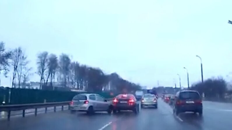 Видео: водитель сильно торопился и устроил замес прямо на МКАД