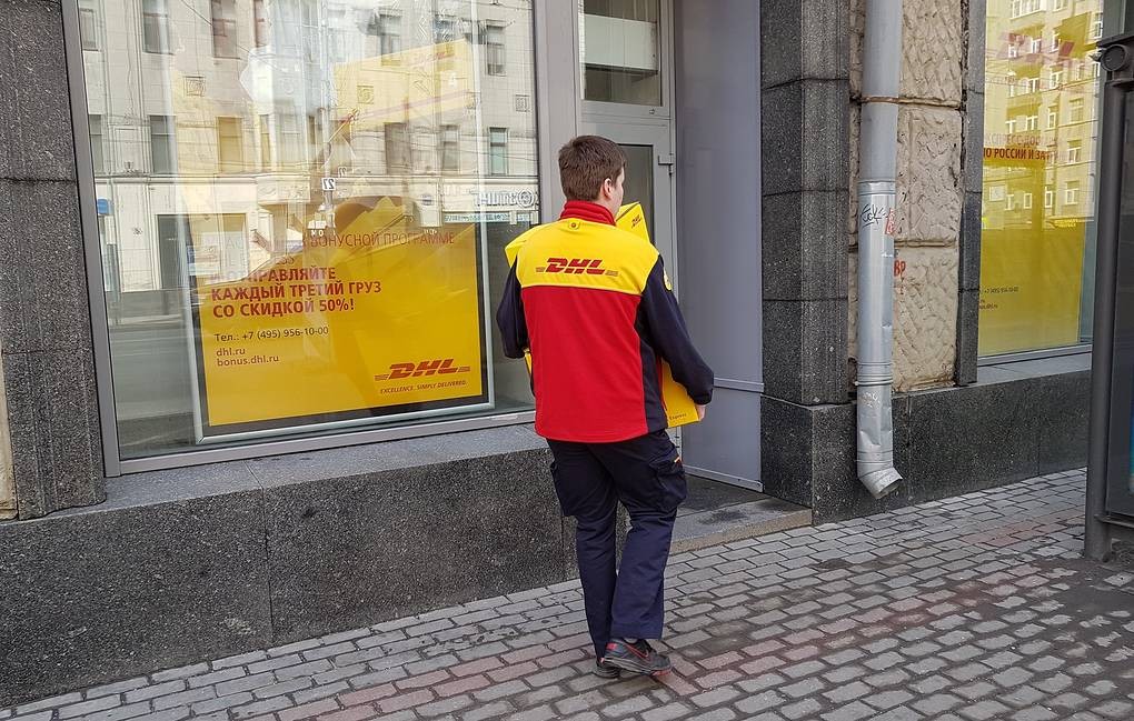 Транспортная компания DHL приостановила доставку в Беларусь