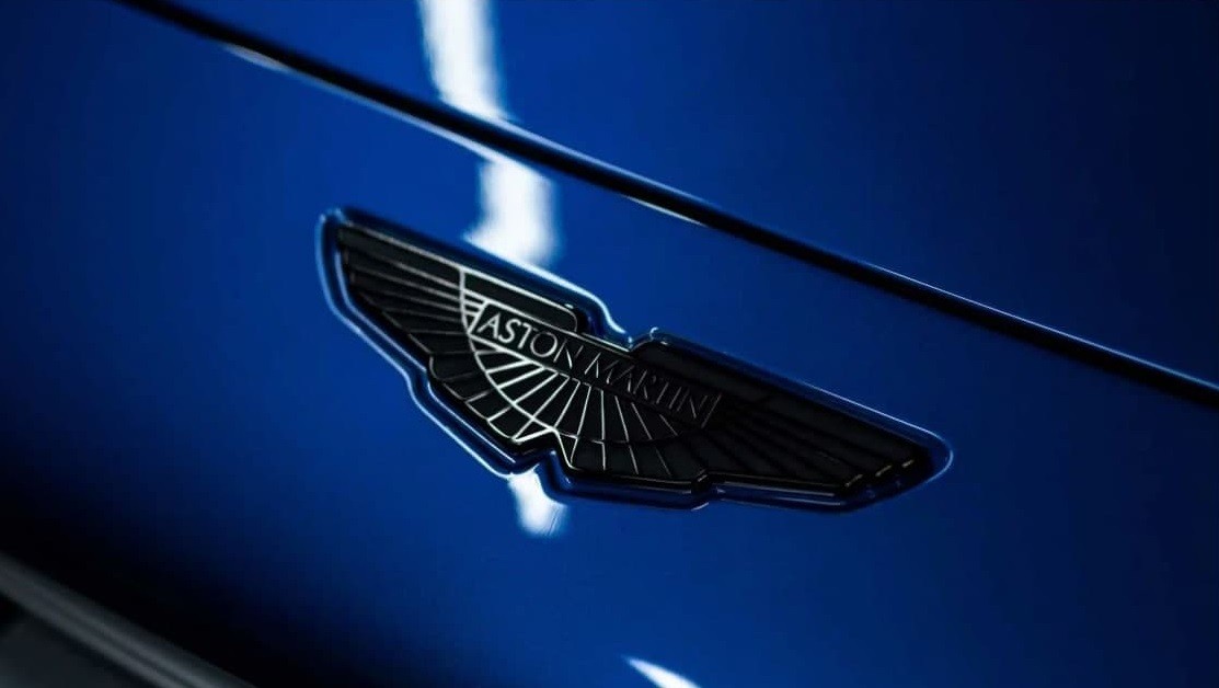 Видео: Aston Martin DBX и Lamborghini Urus на прямой