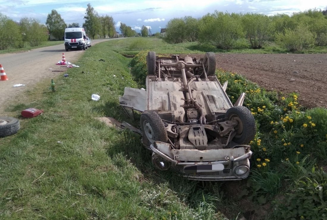 Авария под Витебском: вылетел в кювет и опрокинулся автомобиль ВАЗ-2101