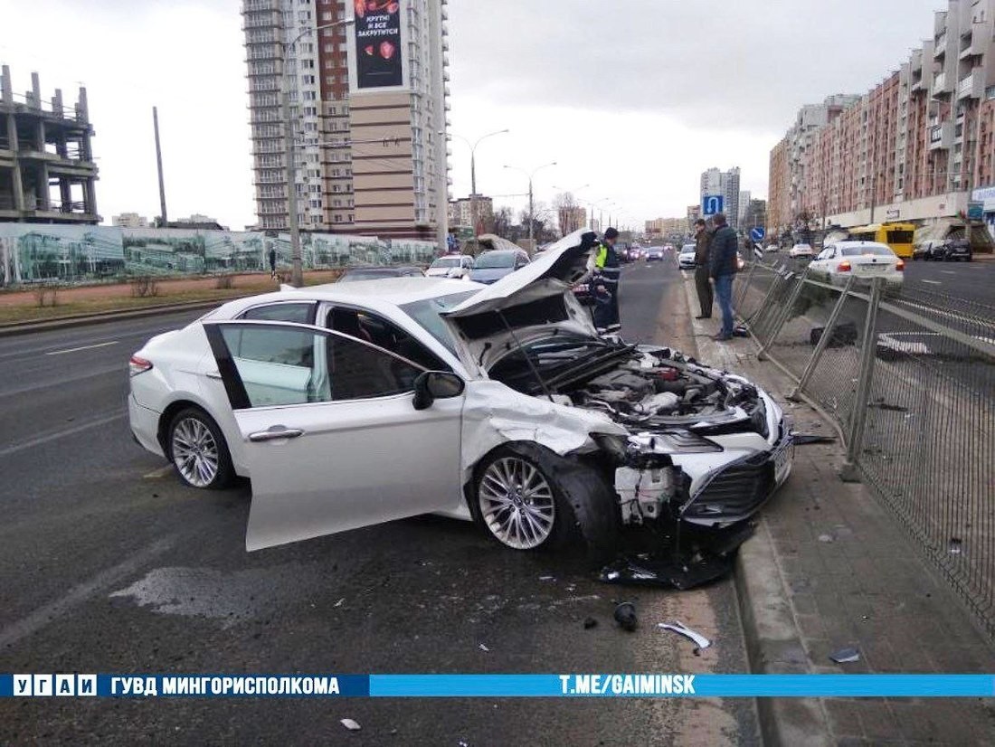 Видео: утренняя авария в столице - автомобиль в хлам, пострадавшая доставлена в больницу