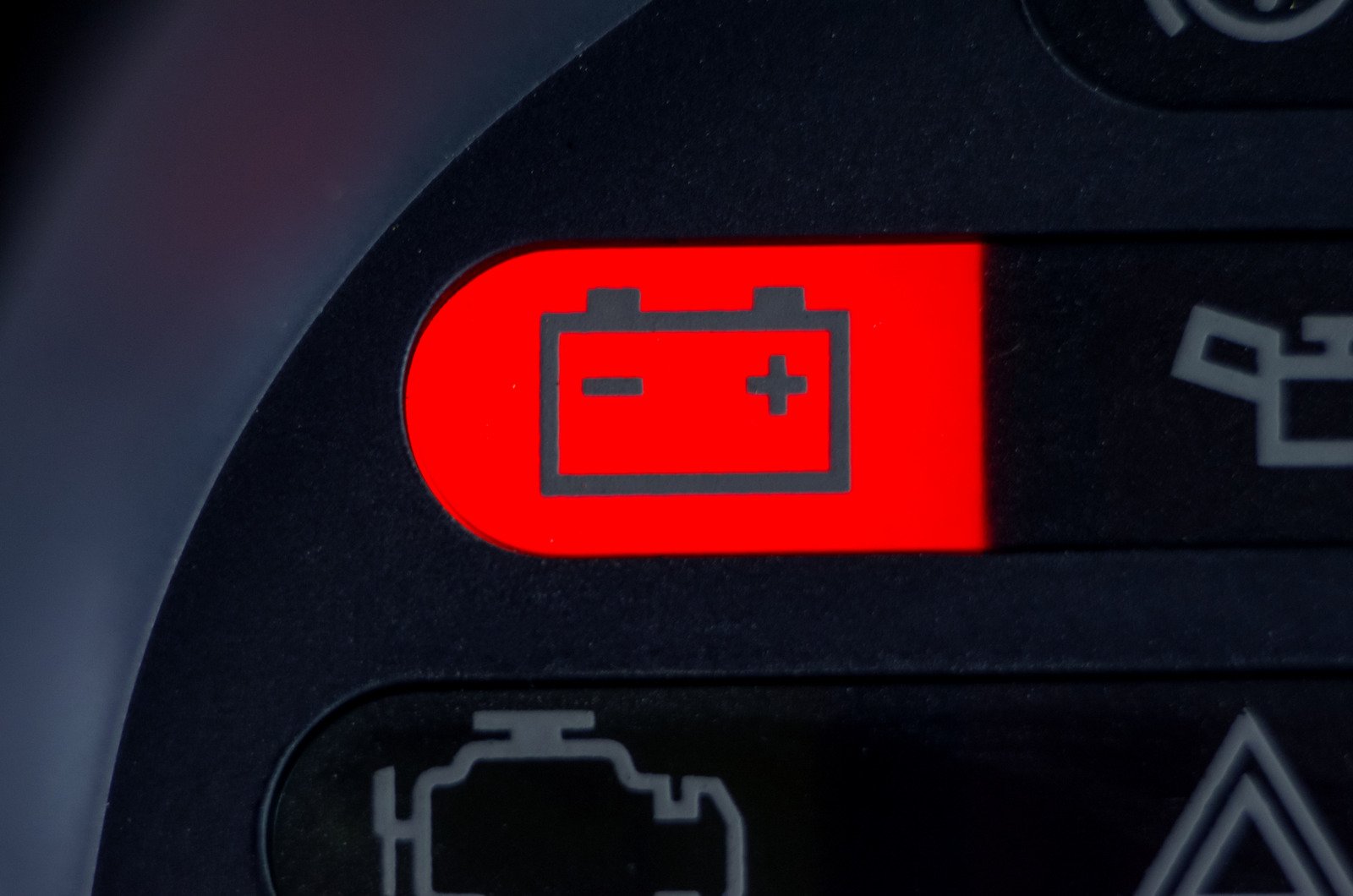 На приборной панели автомобиля загорелся  значок аккумулятора: что делать?