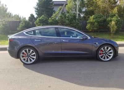 Фото Tesla Model 3