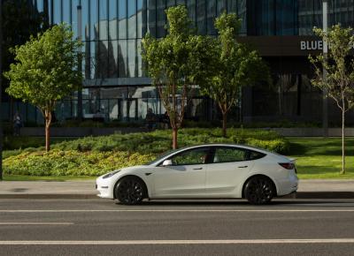 Фото Tesla Model 3