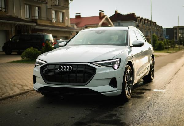 Audi e-tron, 2020 год выпуска с двигателем Электро, 152 850 BYN в г. Минск