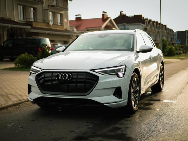 Audi e-tron, 2020 год выпуска с двигателем Электро, 152 850 BYN в г. Минск