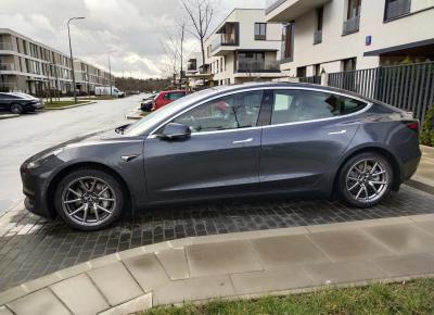 Фото Tesla Model 3