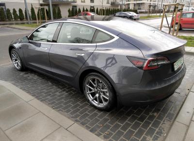 Фото Tesla Model 3