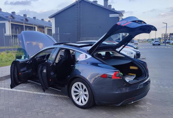 Tesla Model S, 2015 год выпуска с двигателем Электро, 72 548 BYN в г. Брест