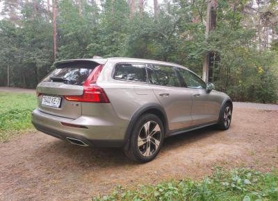 Фото Volvo V60 Cross Country