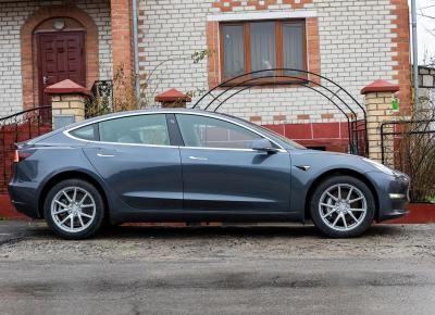 Фото Tesla Model 3