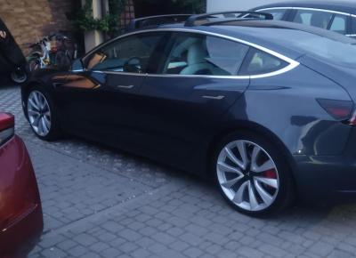 Фото Tesla Model 3