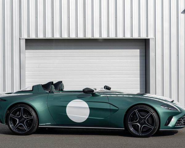 Фото Aston Martin V12 Speedster I Спидстер