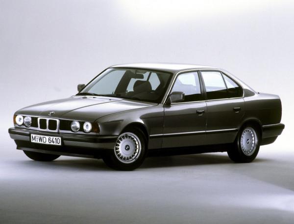 Сравнение BMW 5 серия и LADA (ВАЗ) 2107