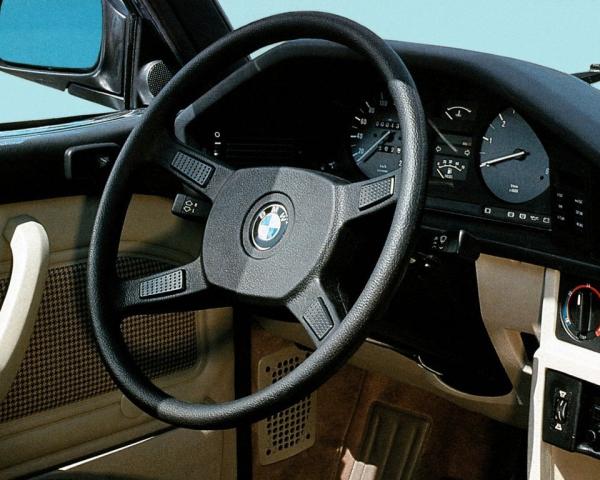 Фото BMW 5 серия II (E28) Седан