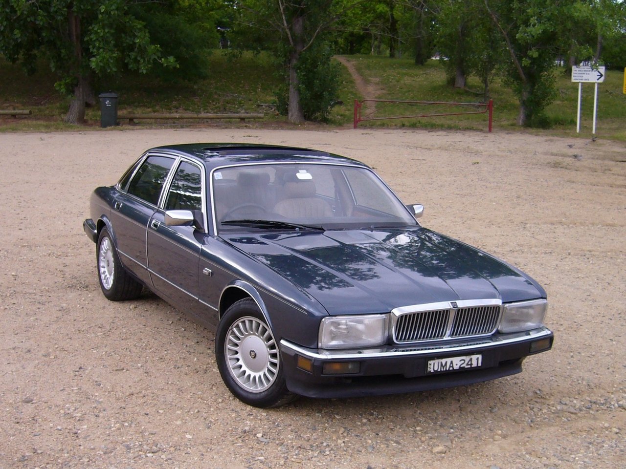 Фото Daimler XJ40 I