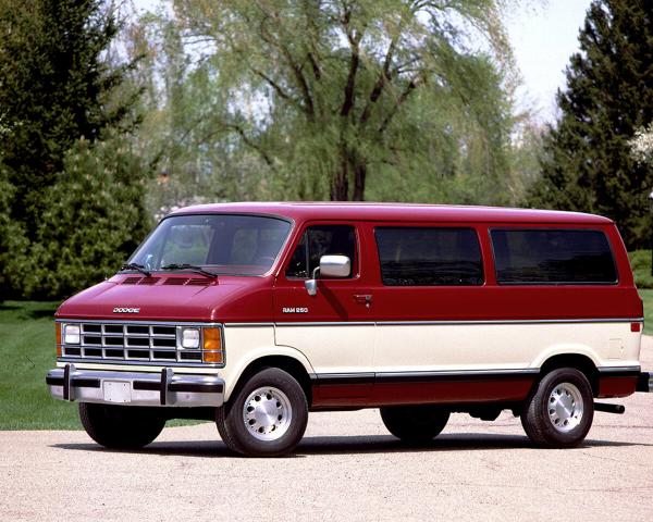 Фото Dodge RAM Van II Минивэн