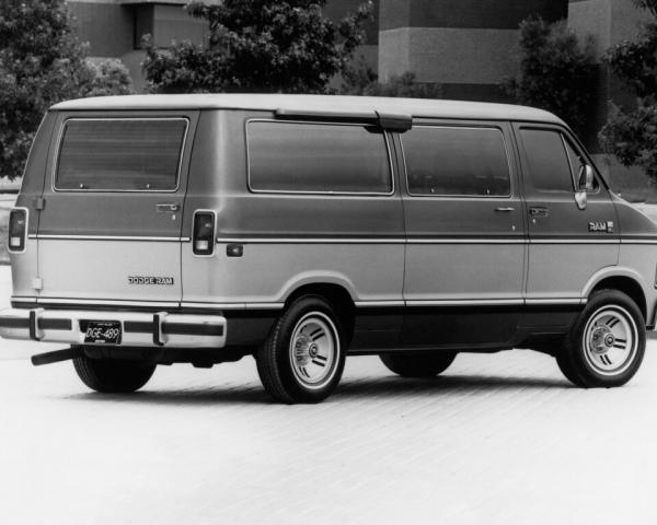 Фото Dodge RAM Van II Минивэн