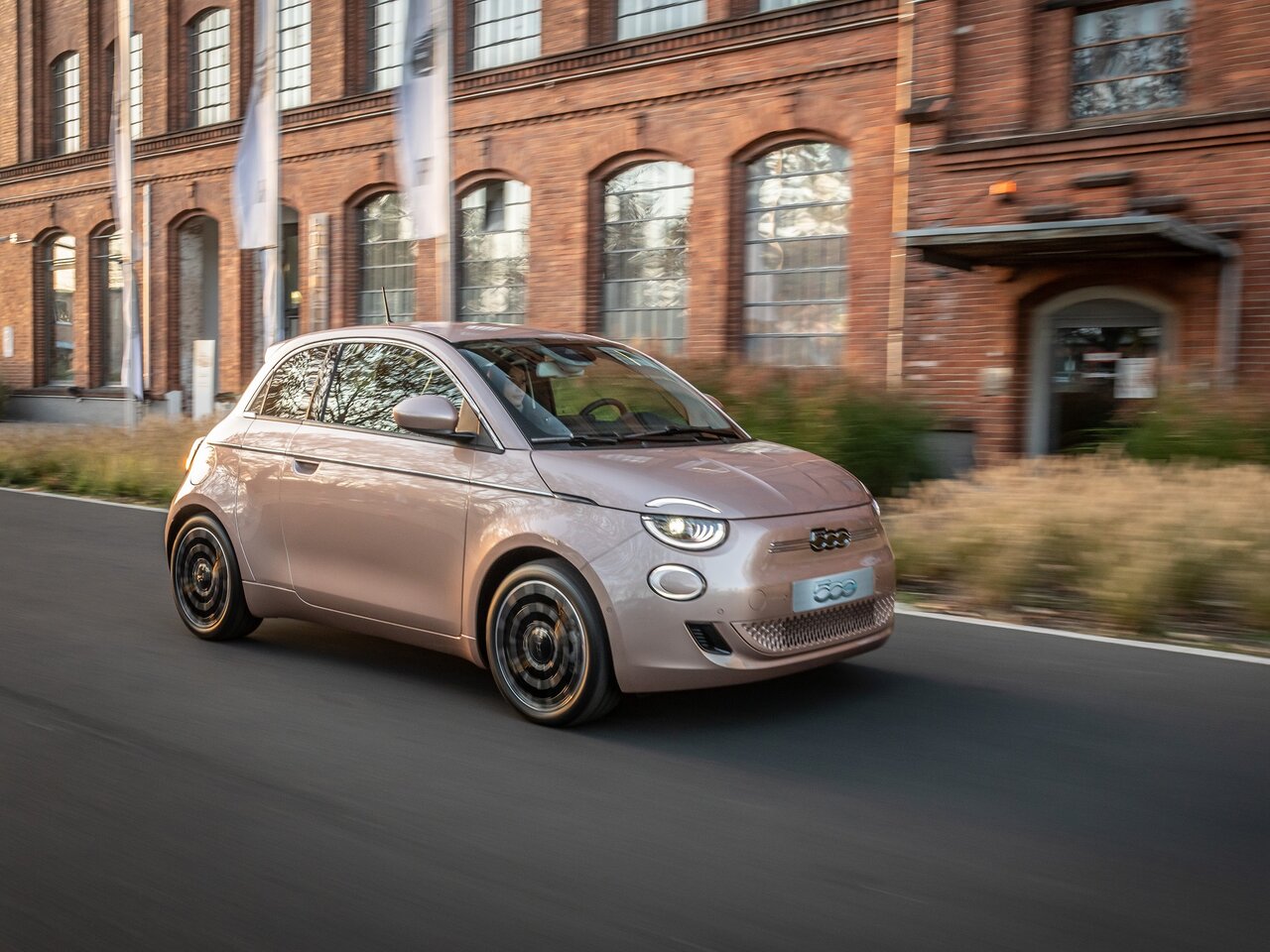 Модификация AT Электро, Передний привод, Автомат, 118 л.с. Fiat 500 3  поколение 2020 - сегодня, Хэтчбек 4 дв.