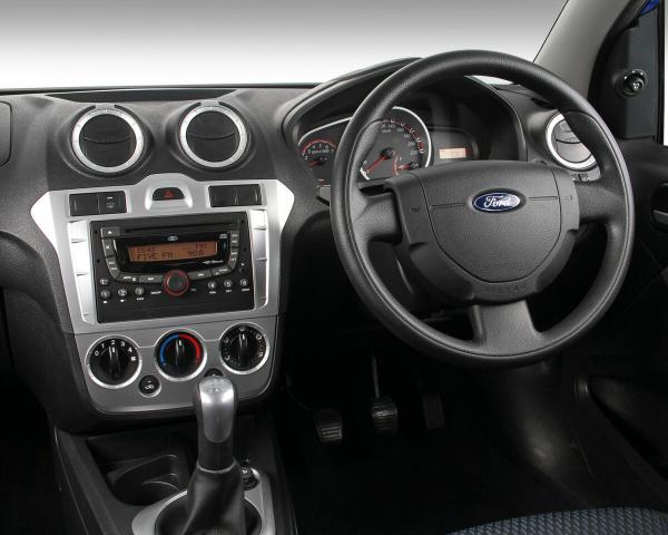 Фото Ford Figo I Рестайлинг Хэтчбек 5 дв.